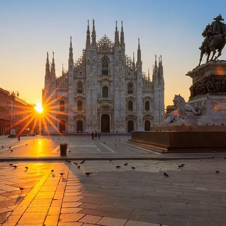 Life House-yellow San Siro & Duomo Mediolan